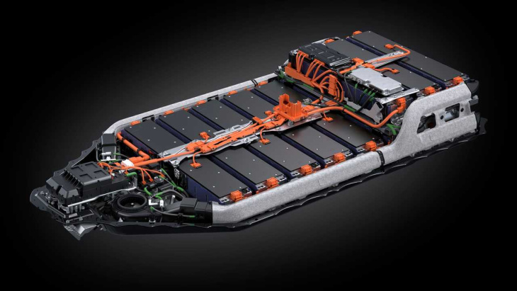 lexus ux 300e 2023: batería más grande y un 40% más de autonomía