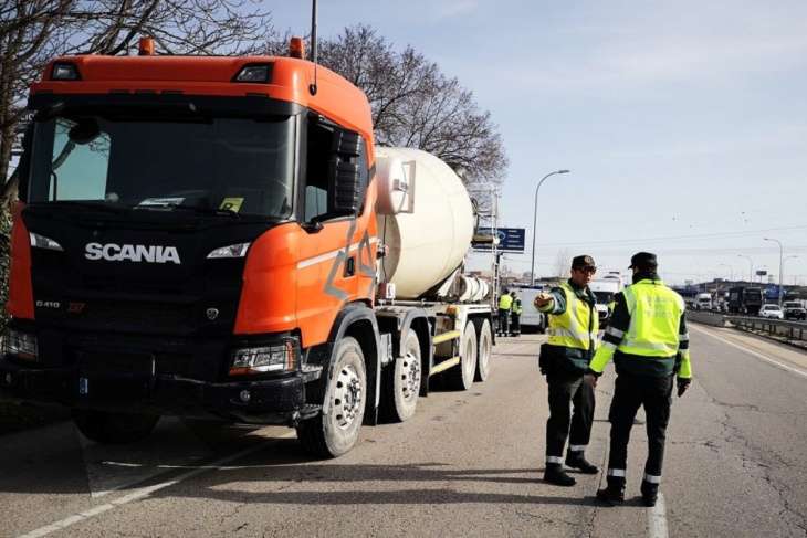 la dgt propone sacar camiones de la carretera para reducir accidentes