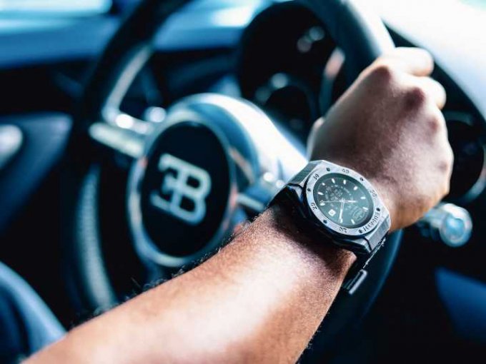 bugatti crea reloj inteligente inspirado en sus autos