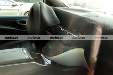 El Mercedes EQV Facelift reaparece en fotos espía, con ¡vistazo incluido a su interior!
