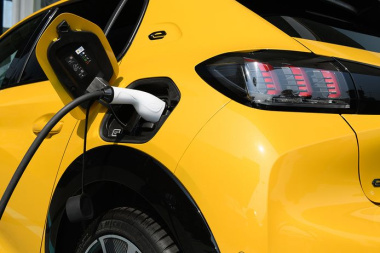 ¿Cuánto cuesta (de verdad) cargar un coche eléctrico? El ejemplo del Peugeot e-208