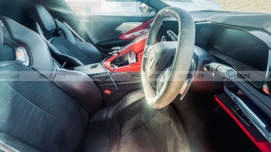 El interior del nuevo Chevrolet Corvette E-Ray híbrido queda totalmente al descubierto