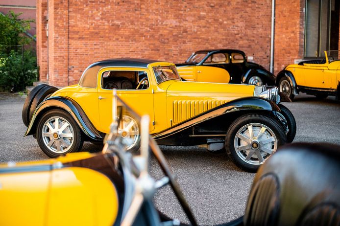 5 bugatti históricos decorados en negro y amarillo
