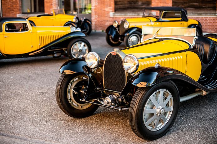 5 bugatti históricos decorados en negro y amarillo