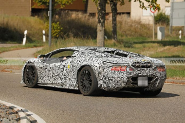 Un averiado prototipo del heredero del Lamborghini Aventador posa en fotos espía