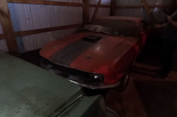  Vídeo  rescatan un Ford Mustang Mach   de   que llevaba   años abandonado