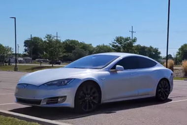 Con Tesla Model S puedes recorrer 2.500 kilómetros con una recarga, pero te pueden multar