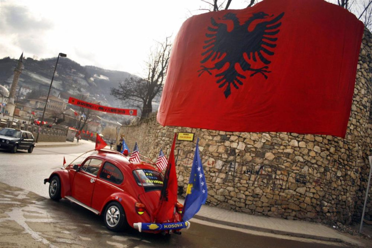la ue pide a kosovo pactar una solución a la crisis de las matrículas abierta con serbia