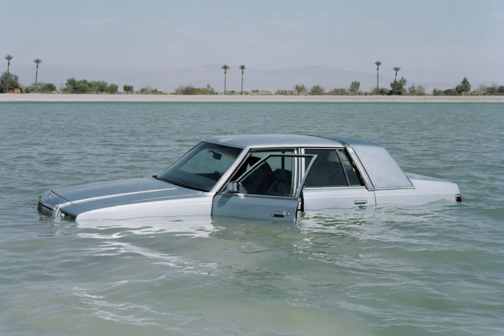 cómo escapar de un automóvil que se hunde en el agua