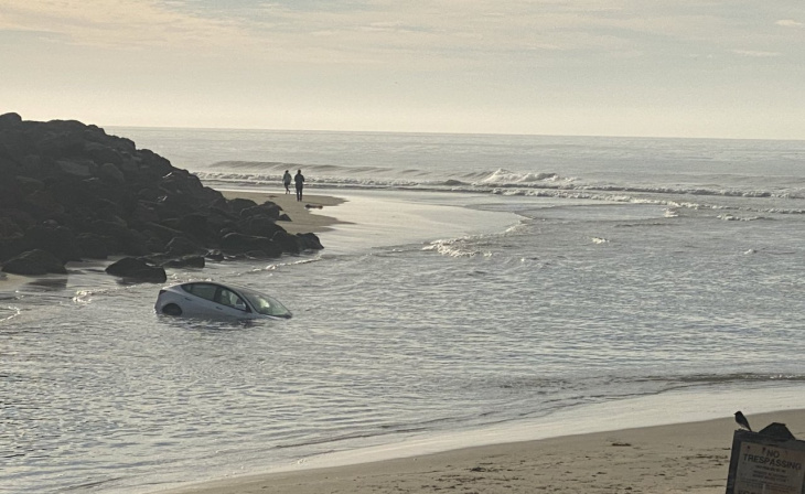 vídeo: aparece un tesla model 3 flotando frente a una playa
