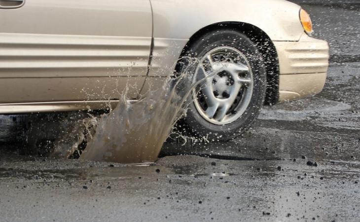 baches: qué daños ocasionan y cómo hacer que el gobierno pague la reparación de tu auto