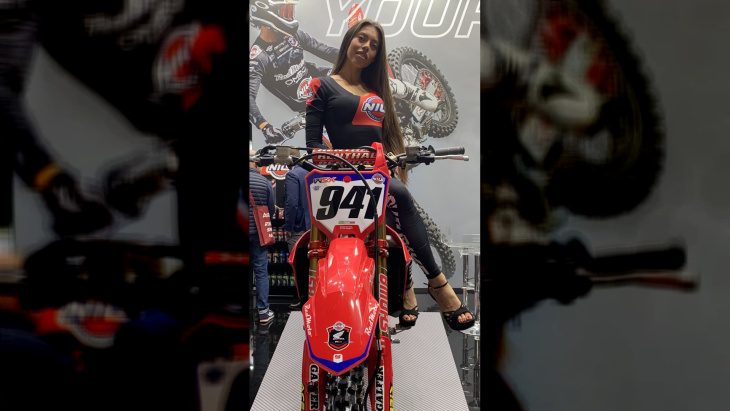 las chicas más guapas del eicma motorcycle show 2022