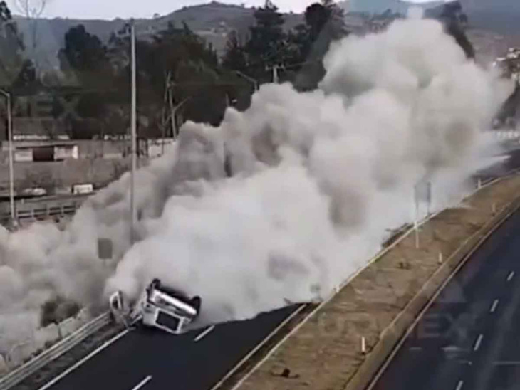video: captan espectacular volcadura de tractocamión en la carretera méxico-veracruz