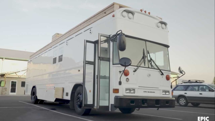 este autobús escolar se transforma en camper con dos habitaciones