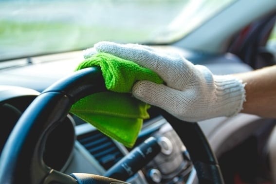 cómo limpiar el volante de mi auto en casa