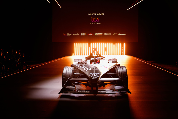 jaguar tcs racing muestra el i-type 6, su auto de carreras eléctrico más moderno
