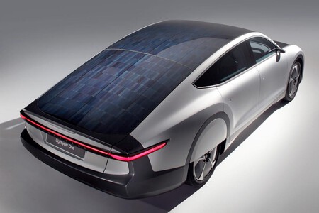lightyear 0: el primer auto que se carga con el sol ya comenzó a producirse y promete ser la opción definitiva de movilidad sustentable