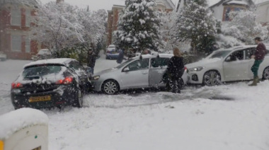 Nevadas en Reino Unido congelan carreteras y provocan carambolas