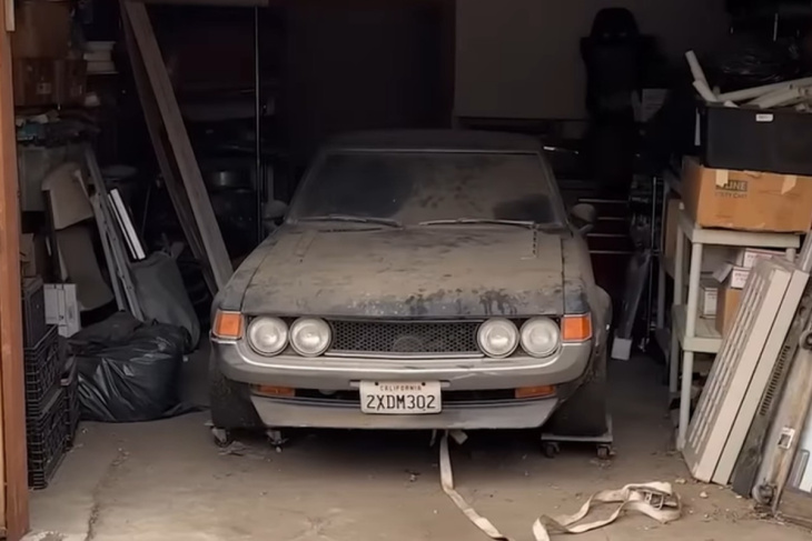 encuentran un toyota celica de 1972 abandonado en un garaje durante 20 años