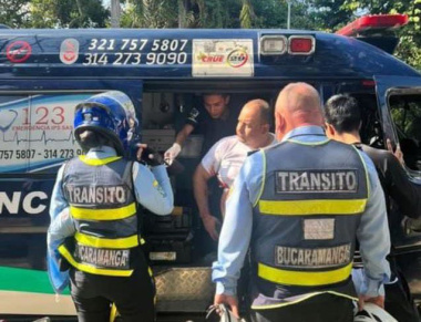 Motociclista apuñaló a un agente de tránsito de Bucaramanga en medio de un retén; el agresor fue capturado
