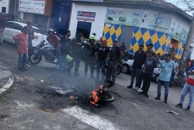 Vecinos queman moto de ladrón en reconocido sector de talleres en Bucaramanga
