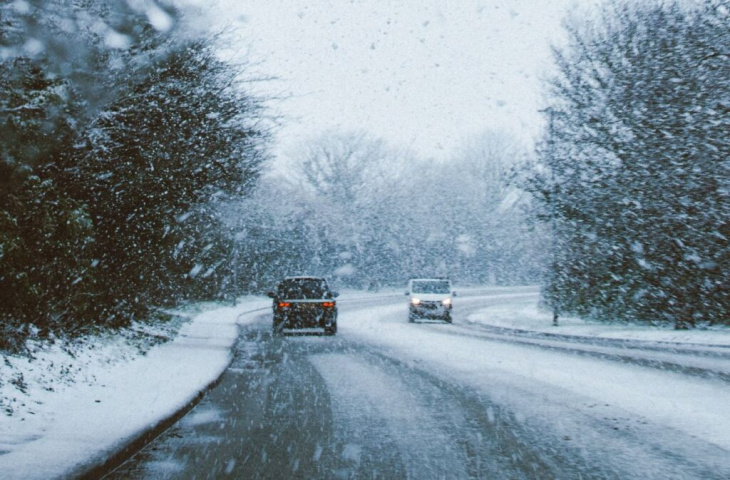 los 10 consejos esenciales de seguridad para conducir en condiciones climáticas invernales