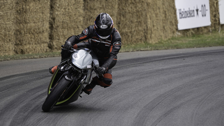 prueba aston martin amb 001: la moto más exclusiva del mundo
