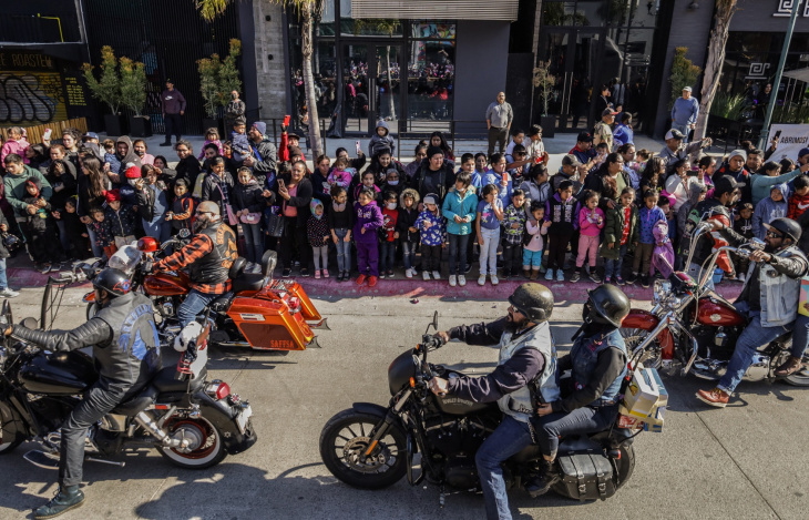 motociclistas entregan juguetes a niños en la frontera norte de méxico