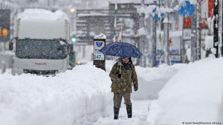 reabren las carreteras cortadas por nevadas récord en japón