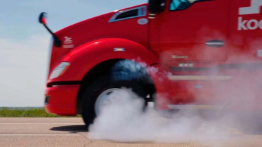 ¿Cómo reacciona un camión autónomo en caso de pinchazo de una rueda? Te lo mostramos