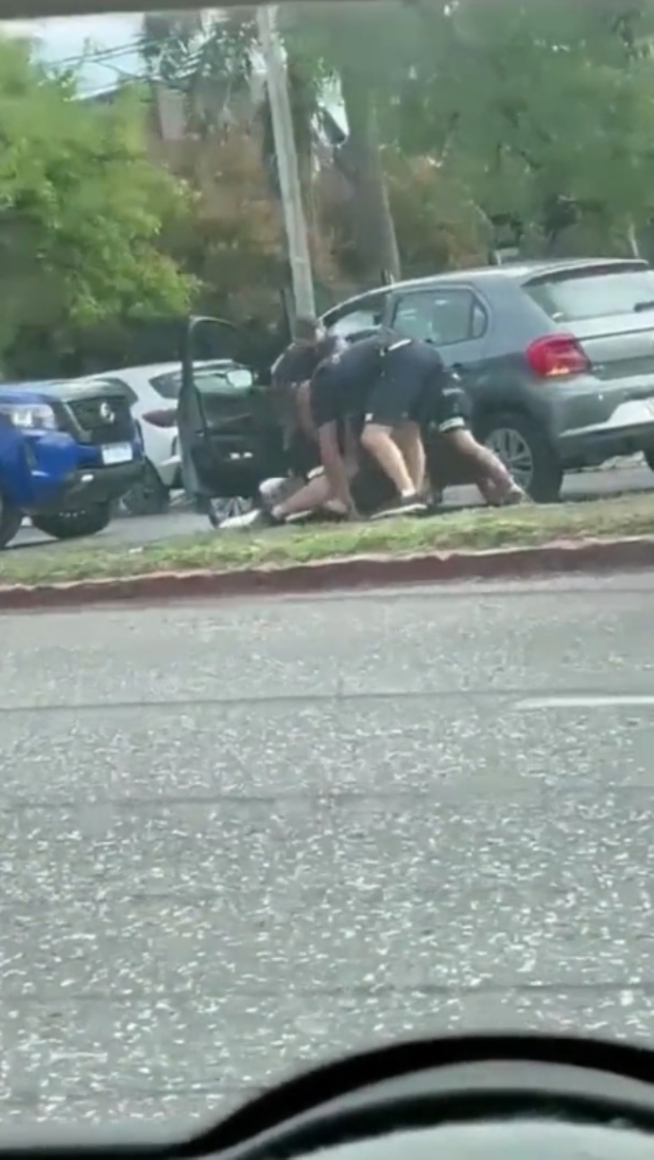 video: policías detienen a automovilista; arranca con ellos en el cofre