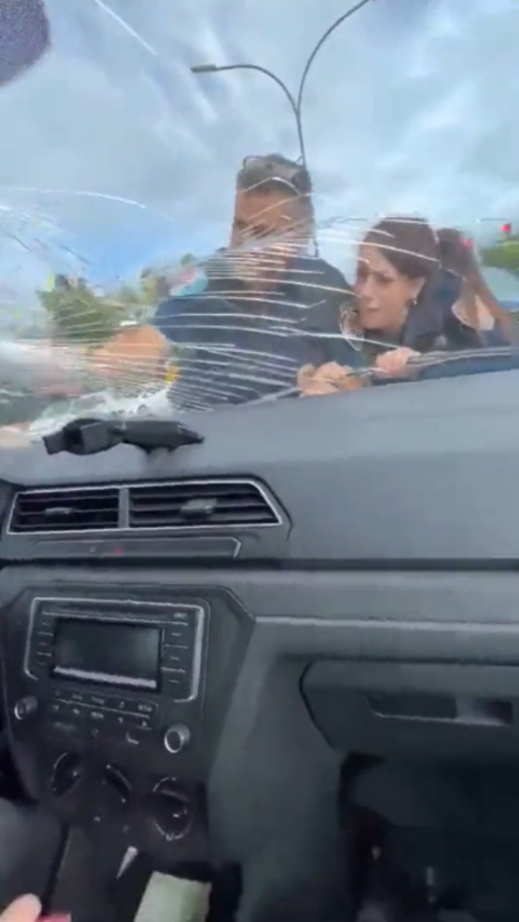 video: policías detienen a automovilista; arranca con ellos en el cofre
