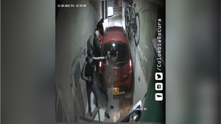 indignante caso de hurto: tres personas le robaron a una familia su carro; los hechos ocurrieron en su propio garaje