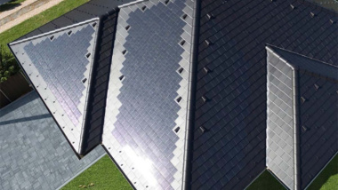 Las tejas solares no son solo cosa de Tesla, en Europa también se fabrican