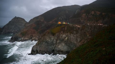Un Tesla cae 76 metros de un acantilado en California y sus 4 ocupantes sobreviven