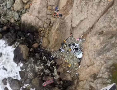VIDEO: ¡Sobreviven de milagro! Una familia que viajaba en un Tesla cae por un acantilado en California