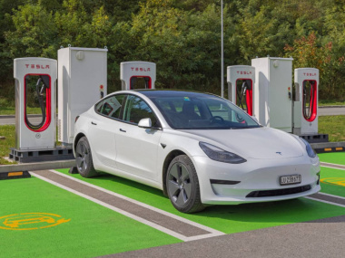 Tesla reduce los precios de sus autos eléctricos, ¿por qué?