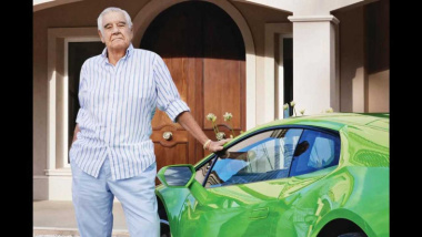 Junto a su Lamborghini, Vigil recordó la causa de los autos para discapacitados