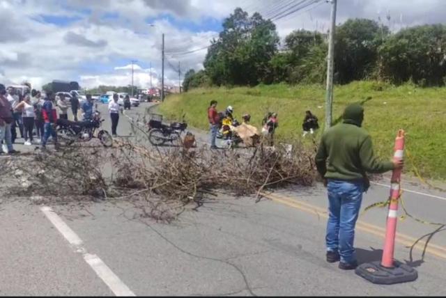 por falta de gasolina, taxistas en ipiales bloquean acceso a frontera de ecuador