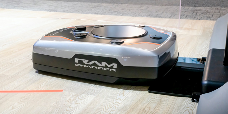 ram presenta un innovador robot de carga por inducción