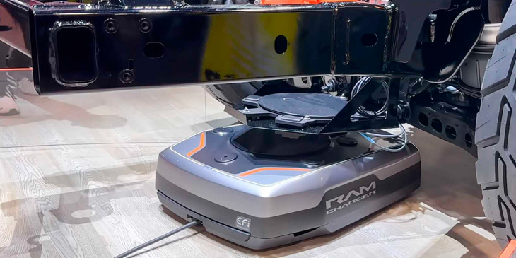 ram presenta un innovador robot de carga por inducción