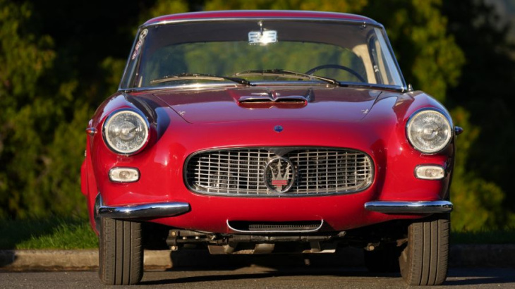 clásicos sobre ruedas: la carrera de 30 autos de colección en punta del este