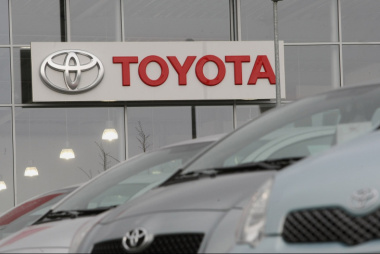 Toyota convierte dos de sus viejos modelos en autos impulsados por la electricidad y el hidrógeno