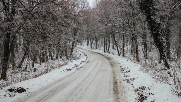 la nieve cierra 18 tramos de carreteras y obliga a usar cadenas en otros 25 en castilla y león