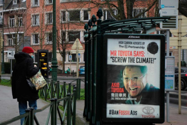 Activistas del clima están “pirateando” la publicidad de Toyota y BMW en Europa