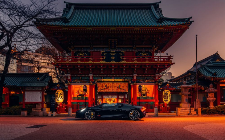 Soledad privilegiada: Un paseo con el Bugatti Mistral por el Tokio desconocido