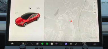 Alguien ha solucionado el abusivo minimalismo de los coches de Tesla (+vídeo)