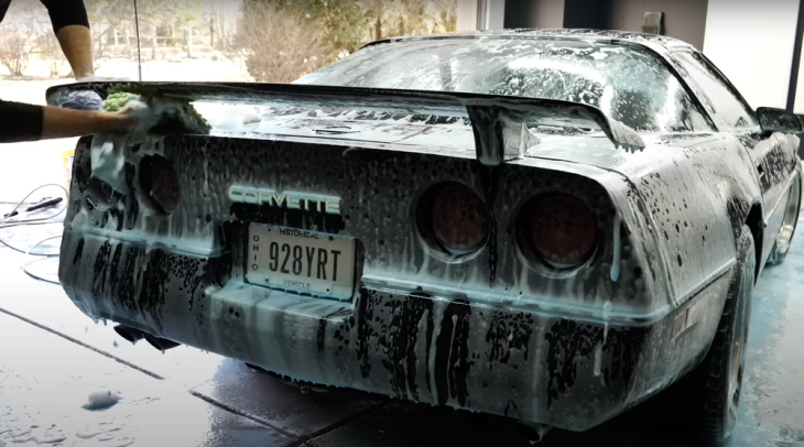 Este Corvette C4 recibe su primer lavado en 25 años