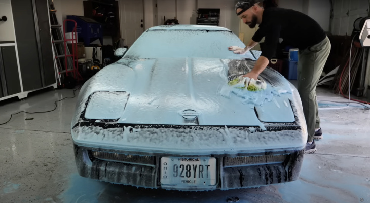 Este Corvette C4 recibe su primer lavado en 25 años