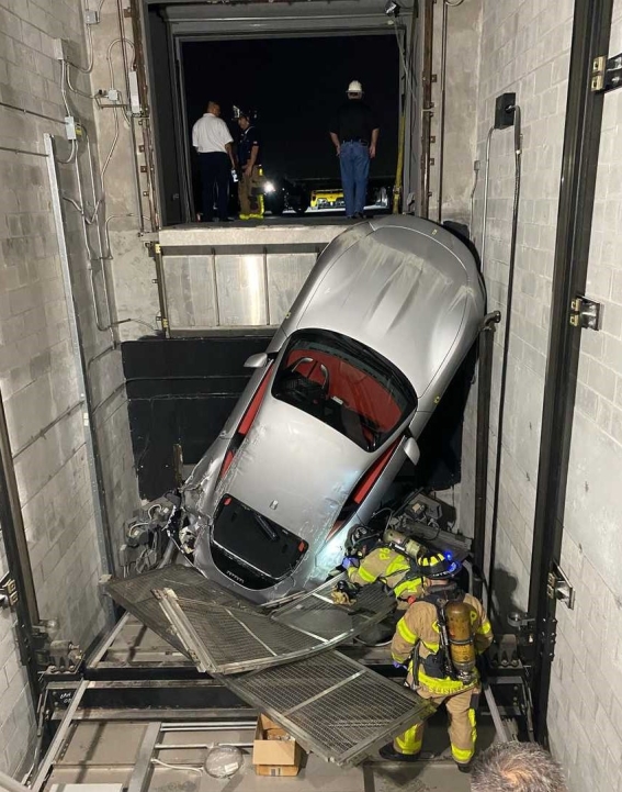 Ferrari Roma cae de elevador y es pérdida total